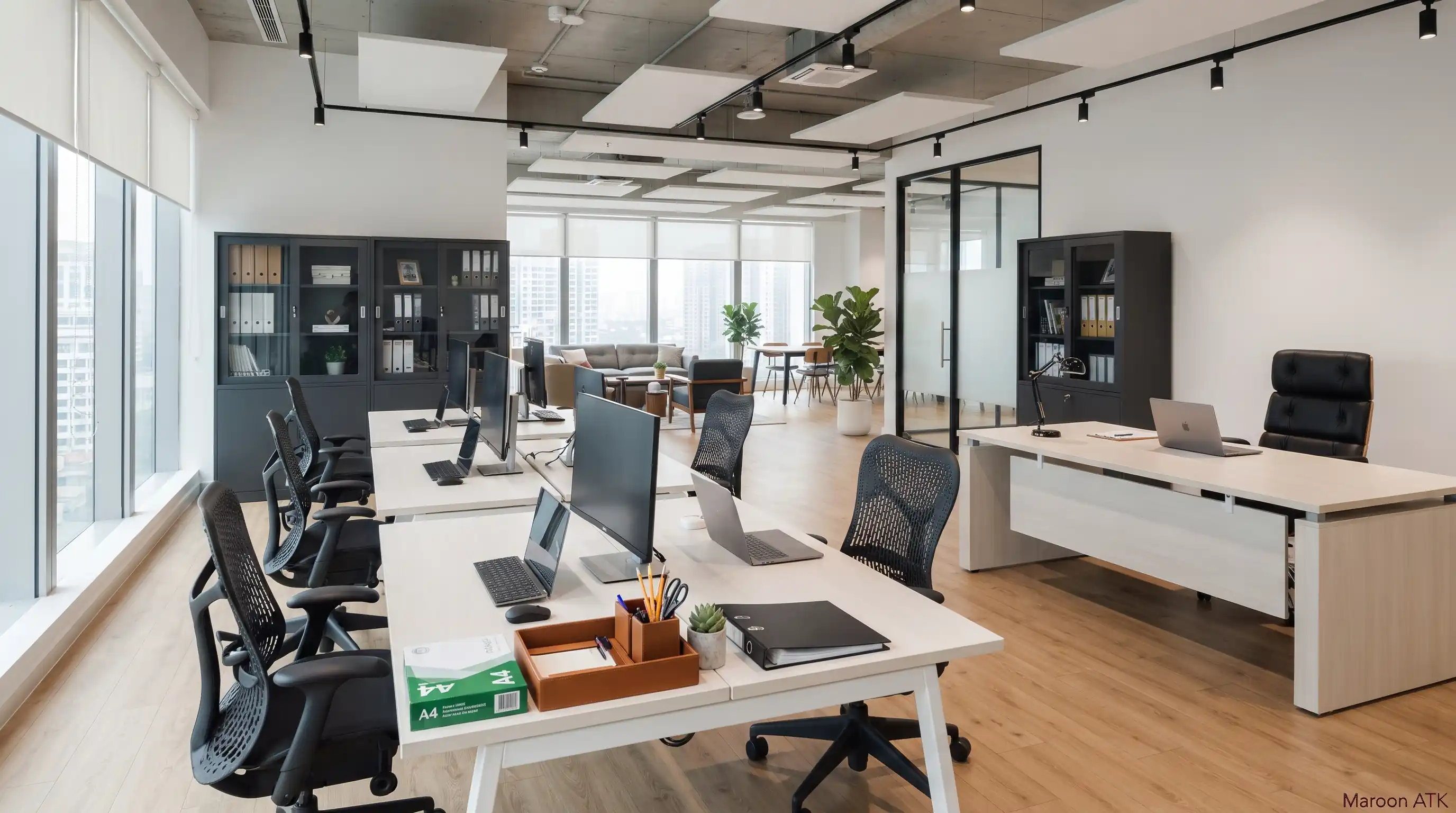 Ruang Kantor Modern dan Smart Board